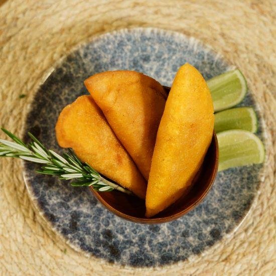 Empanadas de maíz con chontaduro y camarón