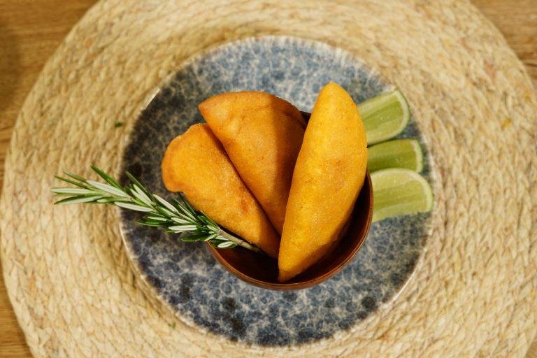 Empanadas de maíz con chontaduro y camarón